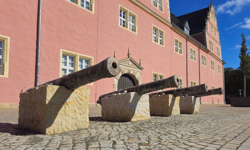 Vor dem Zeughaus soll es grüner werden. Doch es gibt Kritik zu den Plänen.