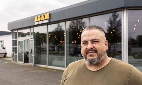 Mutlu Gören vor seinem neuen Café. Das AGAM beendet nun endlich den Leerstand in der Neißestraße.