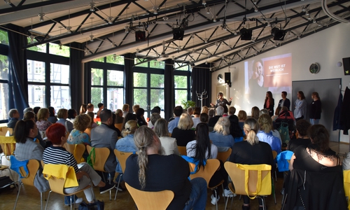 Rund 60 Gäste kamen zur Vernissage der Ausstellung „Die Wut ist weiblich“, mit der auch die Interkulturelle Woche 2024 im Landkreis eröffnet wurde. 