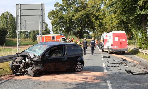 Beide Fahrzeuge waren frontal zusammengestoßen.