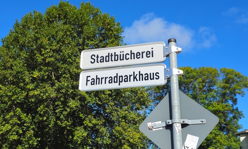 Schilder weisen auf das Parkhaus hin.