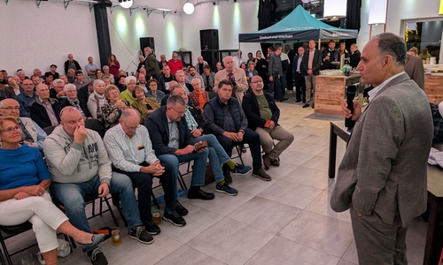 Im Eventcenter der Bowling Base in Wolfenbüttel bedankte sich der frisch gewählte CDU-Bundestagskandidat im Wahlkreis 49 nach Bekanntgabe für die Wahl.