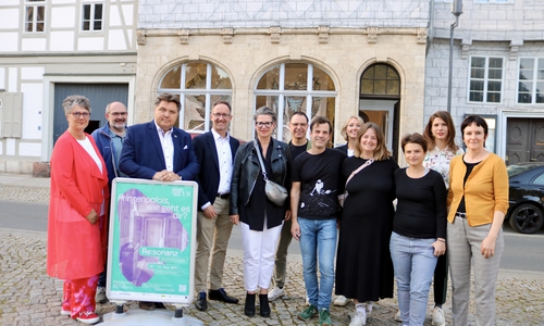 Vertreter der fördernden Institutionen sowie der Projektinitiatoren: Annette Junicke-Frommert (Stadt Wolfenbüttel), Sven Volkers (Stiftung Zukunftsfonds Asse), Uwe Schäfer (Stiftung Zukunftsfonds Asse), Mathias Engel (Braunschweigische Sparkassenstiftung), Christine Schulz (Braunschweigische Sparkassenstiftung), Dr. Frank Loock (Kunstverein Wolfenbüttel e. V.), Folkert Dücker (folklicht*), Heide Gebhardt (Landkreis Wolfenbüttel), Leah Lichtwitz (folklicht*), Sylvia Matysik (Stadt Wolfenbüttel), Stine Hollmann (Kunstverein Wolfenbüttel e. V.) und Alexandra Hupp (Lessingtheater) (v. li.). 