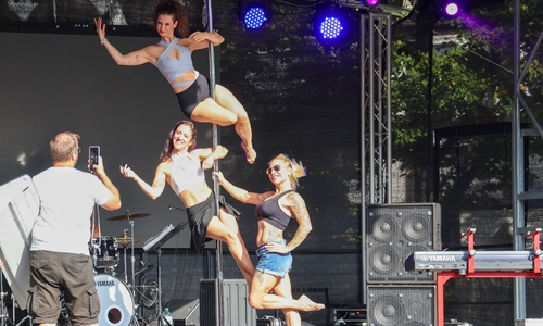 Am Abend wurde das fest eröffnet.