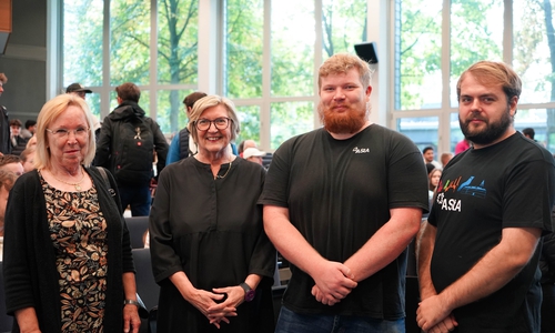 Die stellvertretende Bürgermeisterin der Stadt Wolfenbüttel, Elke Wesche-Möller (li.), Prof. Dr. Rosemarie Karger, Präsidentin der Ostfalia Hochschule für angewandte Wissenschaften, sowie die AStA-Vorstände Lennard Wilhelm und Carlo Riesland (re.) bei der Erstsemesterbegrüßung am Campus Wolfenbüttel.