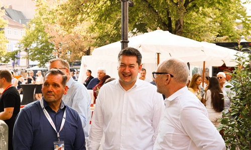 Bestens gelaunt: Srdjan Rajkovic, Oberbürgermeister Kornblum und Nils Handke.