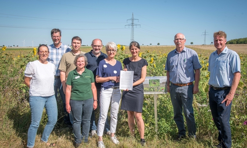 Umweltamtsleiterin Kristina Eß (Landkreis Wolfenbüttel), Landwirt Matthias Johns, Abteilungsleiter Naturschutz Max Ruben Garchow (Landkreis Wolfenbüttel), LWK-Biodiversitätsberaterin Martina Diehl, Umweltdezernent Sven Volkers, Landrätin Christiana Steinbrügge, Ministerin Miriam Staudte, Kammerpräsident Gerhard Schwetje und NABU-Geschäftsführer Dr. Holger Buschmann (v.li.) auf einer Fläche speziell für den Rebhuhnschutz bei Leinde.