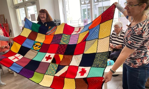 Stark rotlastig, aus gutem Grund: Diese Patchwork-Decke, präsentiert von Katrin Zimmermann (links) und Susanne Streiter, erzielte bei einer Rotkreuz-Versteigerung 150 Euro. 