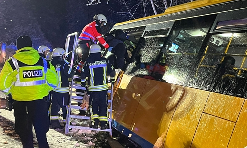 Nach und nach wurden die Fahrgäste aus dem Bus befreit.