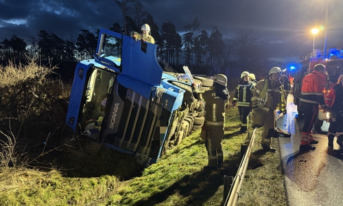 Der Fahrer wurde aus seiner Kabine befreit.