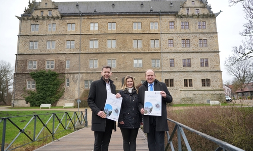  Dennis Weilmann (Oberbürgermeister Stadt Wolfsburg), Juliane Ruttkowski (Tourismus und Regionalmanagement Biosphärenreservat Drömling) und Gerhard Radeck (Landrat Helmstedt) geben den offiziellen Startschuss zum 5. Drömlingsfest. 