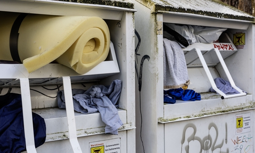 Die Container waren komplett überfüllt. Hier ging nichts mehr rein.