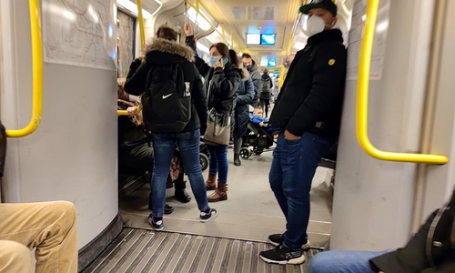 Menschen in einer U-Bahn (Archiv)
