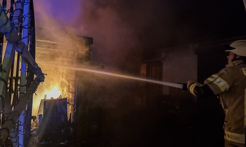 Das Feuer drohte auch auf Nachbargebäude überzugreifen.