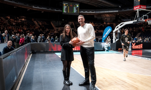 Lisa Horstmann (Head of Marketing & Communications bei New Yorker) und Nils Mittmann (Geschäftsführer Basketball Löwen Braunschweig).   