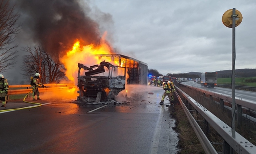 Der LKW stand in Vollbrand.