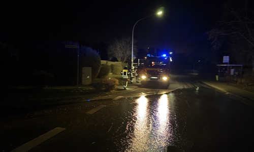 Das Wasser hatte die Straße geflutet.