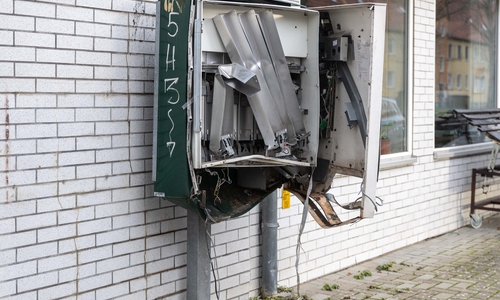 Der völlig zerstörte Zigarettenautomat.