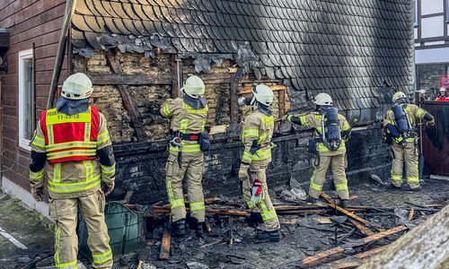 Im Rahmen der Nachlöscharbeiten mussten Teile der Fassade demontiert werden.