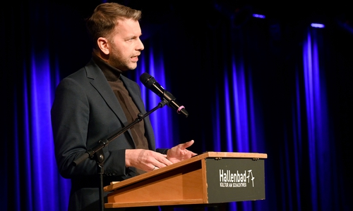 Oberbürgermeister Dennis Weilmann während seiner Eröffnungsrede zum Holocaust-Gedenktag im Hallenbad - Kultur am Schachtweg. 