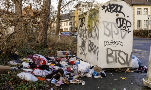 Hinter den Containern hatte sich bereits ein großer Haufen Textilien angesammelt.