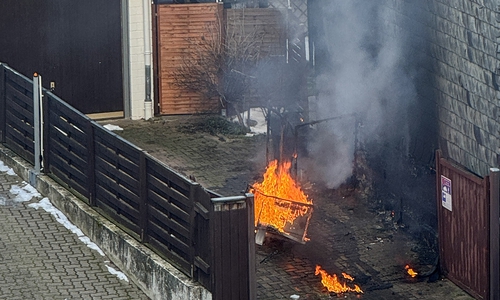 Die Fassade hatte aus bisher ungeklärter Ursache Feuer gefangen. 