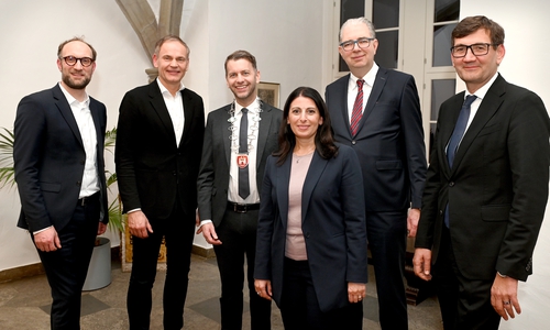 Sendeten auf dem Neujahrsempfang ein Signal der Zuversicht: Jens Hofschröer (Stadtrat für Digitales und Wirtschaft sowie Geschäftsführer der WMG, v.l.n.r.), Oliver Blume (Vorstandsvorsitzender der Volkswagen AG), Oberbürgermeister Dennis Weilmann, Daniela Cavallo (Vorsitzende des Gesamt- und Konzernbetriebsrats der Volkswagen AG), Andreas Kirschenmann (Präsident der IHK Lüneburg-Wolfsburg) und Gunnar Killian (Mitglied des Vorstandes der Volkswagen AG für Personal und Trucks).