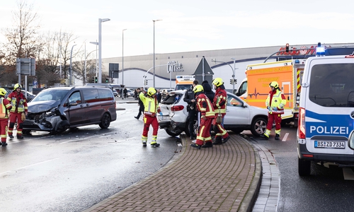 Die Fahrzeuge wurden durch den Unfall erheblich beschädigt.