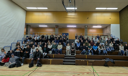  Prof. Dr. Ansgar Staudinger mit Oberbürgermeisterin Urte Schwerdtner (Mitte) und den Schülerinnen und Schülern des CvD nach der Diskussionsrunde.