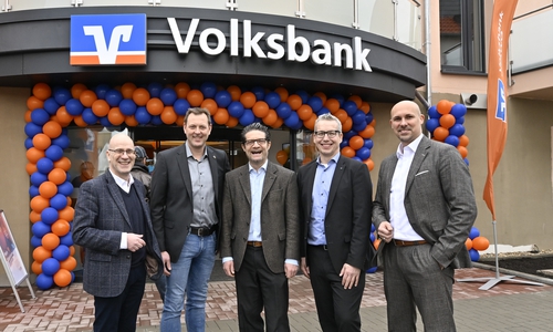 Der Bürgermeister der Gemeinde Edemissen, Tobias Faust (2.v.l.), gratulierte den Vertretern der Volksbank BRAWO zur neuen Geschäftsstelle: (v. l.) der Leiter der Direktion Peine Stefan Honrath, Generalbevollmächtigter Carsten Ueberschär, Filialverbundleiter Jörg Tükker und der für Privatkunden und Immobilien zuständige Bereichsleiter André Bonitzke.