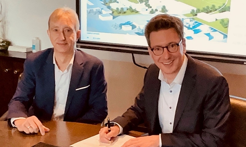 Johannes-Jürgen Laub (rechts), Gifhorns Erster Stadtrat, und Markus Kellner (links), Geschäftsführer der Depenbrock Partnering GmbH & Co. KG, unterzeichnen den Vertrag für den Neubau der Hauptschule.