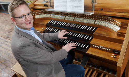 Lukas Lattau (34) – hier an der Klais-Orgel in der katholischen Hauptkirche St. Aegidien – wird zum 1. Februar Regionalkantor in Braunschweig. 