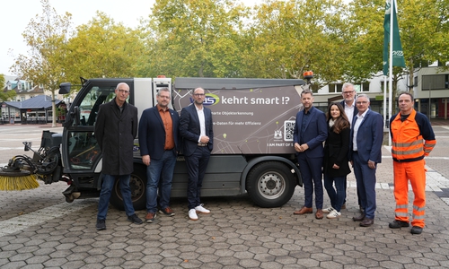 Daniel Rinninsland (IT-Koordinator, WAS), Dr. Sascha Hemmen (Geschäftsbereichsleitung Smart City und IT-Services), Jens Hofschröer (Dezernent für Digitales und Wirtschaft), Dennis Weilmann (Oberbürgermeister), Jacqueline Kleen (Projektleiterin), Marcus Frerich (Vorstand WAS), Andreas Bauer (Stadtrat), Alexander Schmidt (Fahrer der Kehrmaschine, WAS) (v. li.).