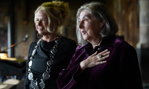 Oberbürgermeisterin Urte Schwerdtner (li.) und Katharina Fritsch nach der Auszeichnung – an der rechten Hand präsentiert die Künstlerin ihren Kaiserring 2025.