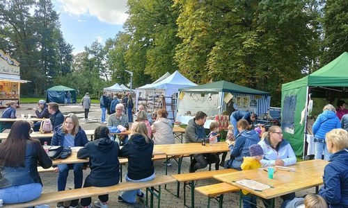 So wie hier im Oktober 2023 findet auch in diesem Herbst der Lehrscher Kunsthandwerkermarkt statt.