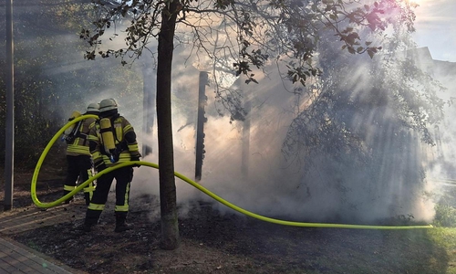Löscharbeiter unter Atemschutz (Archiv)