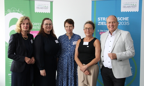 Abschluss Kreisentwicklungskonzept  v.l.: Elisabeth Heister-Neumann (Vorsitzende Ausschuss für Wirtschaft und Strategie), Marina Romaschin, Kirsten Kuhlmann (beide NSI Consult), Ilona Stolpmann (Projektleiterin), Landrat Gerhard Radeck.