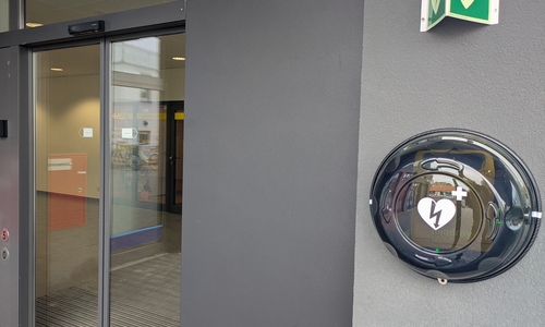 Ein automatisierter externer Defibrillator wurde am Dornberg Carree in Vechelde angebracht.