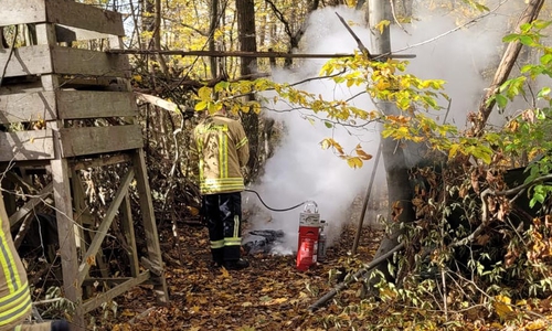 Zunächst wurde Kleinlöschgerät eingesetzt.
