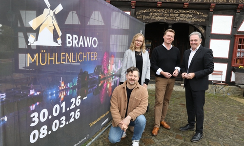 Paul Kunze (v. l.), Geschäftsführer von Applaus Kulturproduktionen GmbH, Madeleine Gudehus, Projektleiterin BRAWO Mühlenlichter bei Applaus, Sebastian Lipper, Gesamtbetriebsleiter Internationales Mühlenmuseum Gifhorn, und Thomas Fast, Leiter der Direktion Gifhorn der Volksbank BRAWO, stellten die BRAWO Mühlenlichter 2026 der Presse vor.