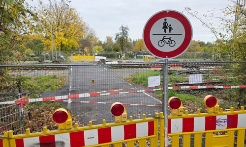 Der Bahnübergang in der Grünewaldstraße bleibt vorerst zu.