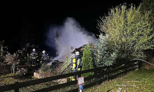 Die Freiwillige Feuerwehr bei den Löscharbeiten (Archiv)