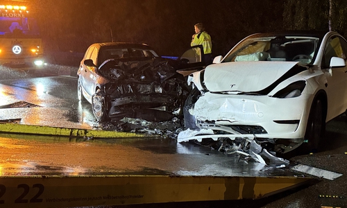 Beide Autos wurden durch die Kollision massiv beschädigt.