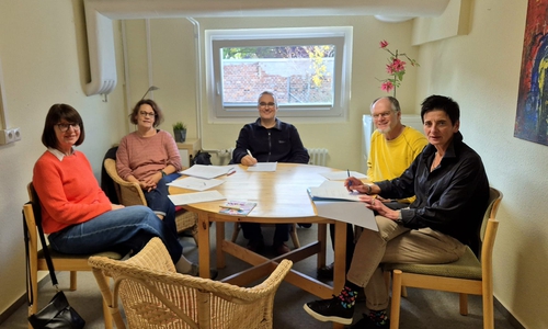 Treffen des Vorbereitungsteams im Haus der Kirche (v.l.n.r.) Petra Malnati (Ehrenamtliche), Berit Nachtweyh (Team Nachhaltigkeit der Kirchengemeinde), Dr. Daniel Tomowski (WiReGo), Thorsten Ritzka (Ehrenamtlicher), Kerstin Eilers-Kamarys (Diakonie).