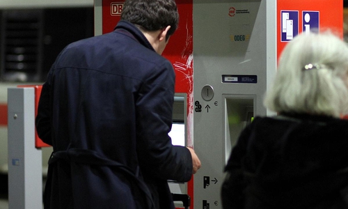 Reisender an einem Fahrkartenautomaten der Bahn (Archiv)