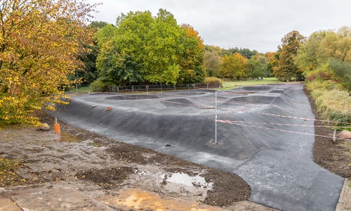In Gebhardshagen entsteht eine neue Pumptrackanlage. Die Fertigstellung rückt näher. 