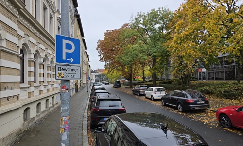 Während der linke Parkstreifen in der Katharinenstraße Anwohnern vorbehalten ist, kann der rechte Parkstreifen frei genutzt werden.