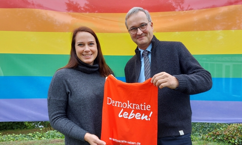 Katharina Hoffmann von der Koordinierungs- und Fachstelle "Demokratie leben" im Landkreis Gifhorn und Erster Kreisrat Dominik Meyer zu Schlochtern freuen sich, dass die Situations- und Ressourcenanalyse startet.   