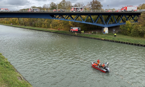 Der BMW stürzte in den Mittellandkanal.