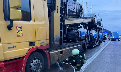 Der Feuerwehr wurde ein brennender LKW gemeldet.